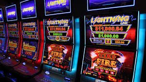 Tampilan aplikasi 77idn di smartphone Android dan iOS untuk taruhan dan Live Casino